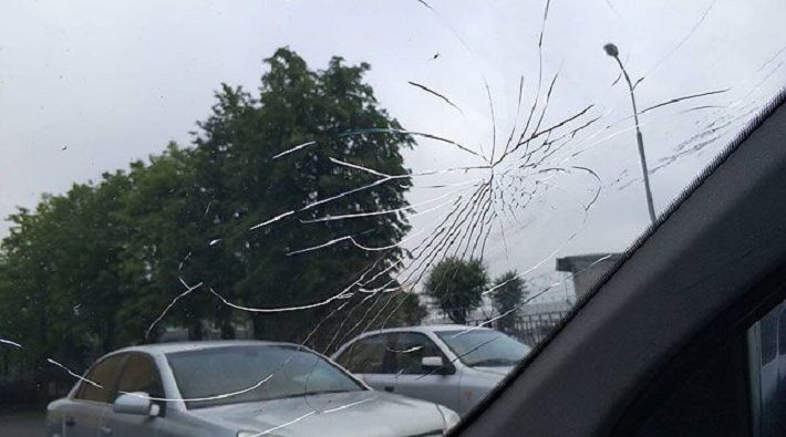 В Минске пьяный водитель разбил ногами лобовое стекло машины ГАИ