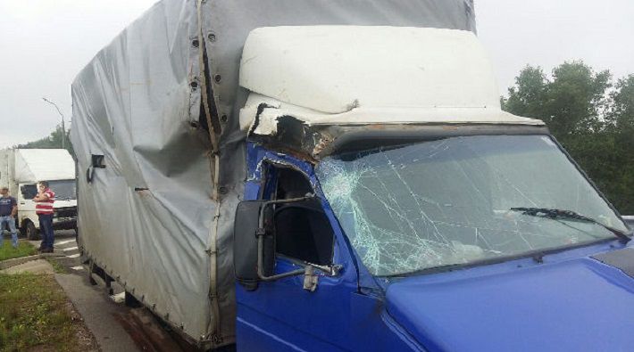 Под Минском грузовик врезался в мусоровоз: пьяный водитель скрылся