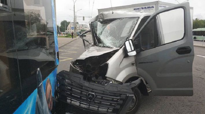 В Минске «Газель» врезалась в троллейбус: пострадала девочка