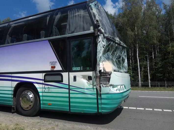 Под Осиповичами туристический автобус столкнулся с грузовиком