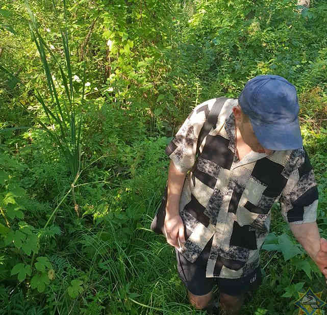 В Минске спасатели вытащили из болота мужчину