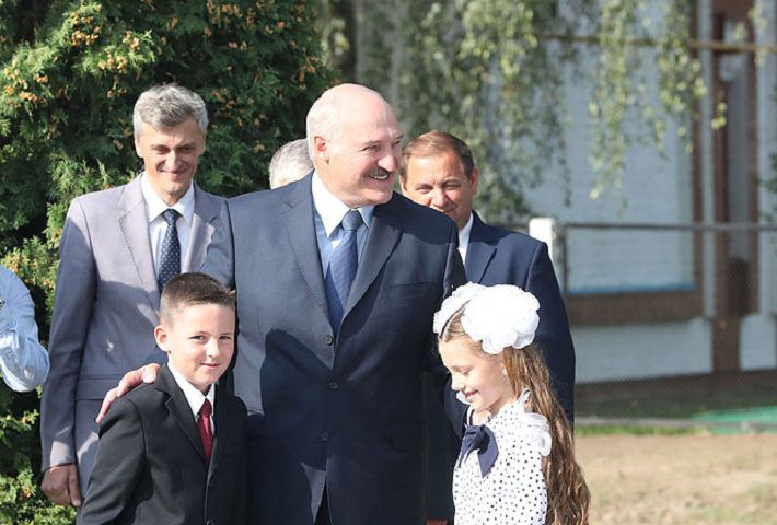 Лукашенко посетил школьную линейку и поделился воспоминаниями‍