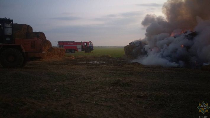 В Дзержинском районе спасатели и работники хозяйства спасли 50 тонн соломы