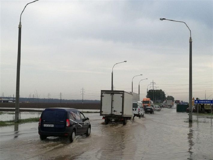 Из-за аварии на водопроводе затопило Чижовку. Некоторые дома в Минске остались без воды‍