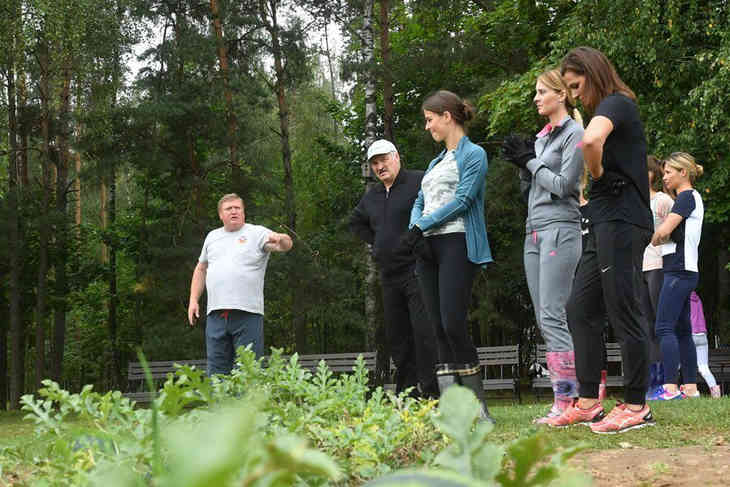 Лукашенко собрал урожай картошки и арбузов