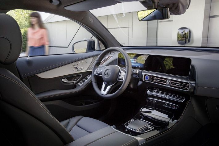 Mercedes показал своего конкурента Tesla - первый электромобиль семейства EQ‍