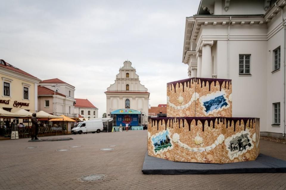 Огромный торт поставили у ратуши в Минске