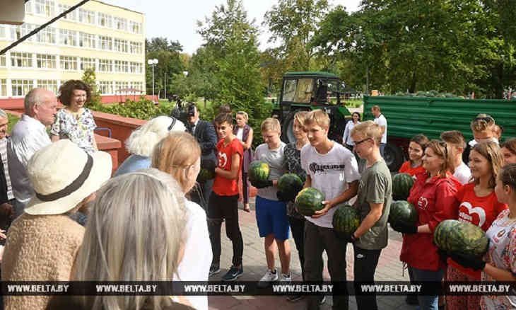 Коля Лукашенко привез в интернат арбузы с президентского поля‍