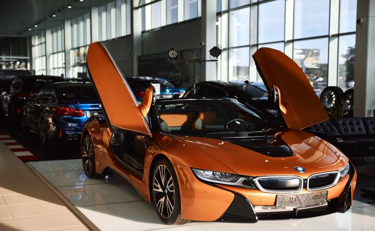 В Беларуси стартовали продажи электрокабриолета BMW i8 Roadster