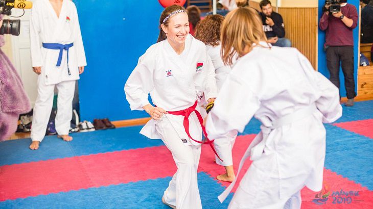 Дарья Домрачева приняла участие в тренировке по карате в проекте Bright Team