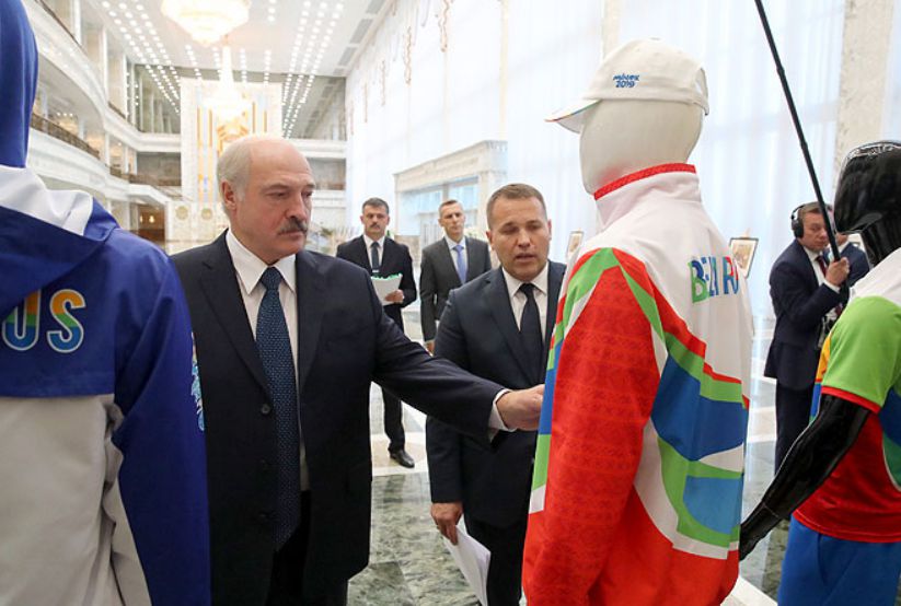 Лукашенко ознакомился с формой для II Европейских игр