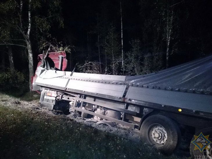 В Стародорожском районе грузовик съехал в кювет: водителя деблокировали спасатели