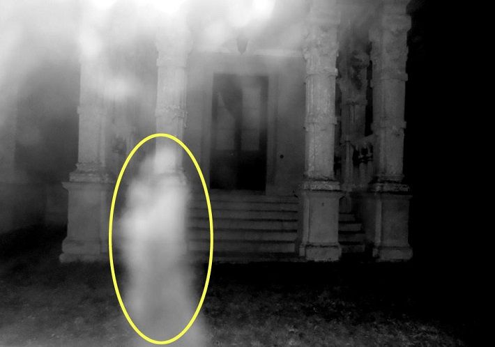 Турист случайно снял в монастыре обнимающихся призраков