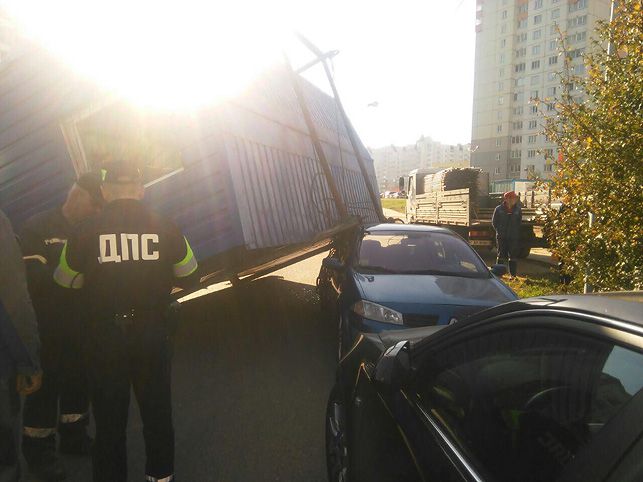 В Минске бытовка упала с МАЗа на Renault