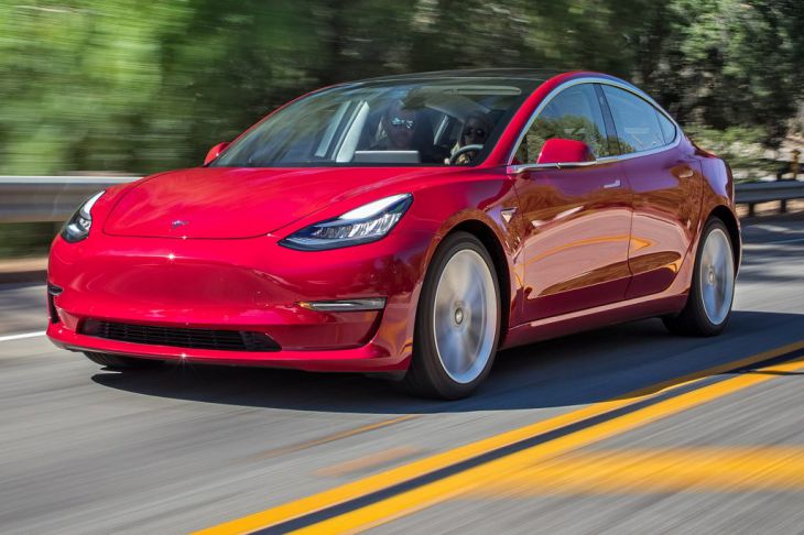 Илон Маск показал бюджетную версию Tesla Model 3