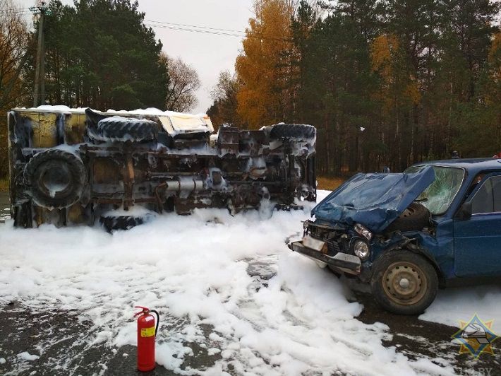 Под Светлогорском грузовик «ГАЗ-53» столкнулся с «Нивой» и перевернулся 
