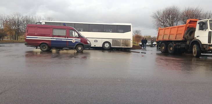 В Могилеве под туристическим автобусом провалился асфальт‍