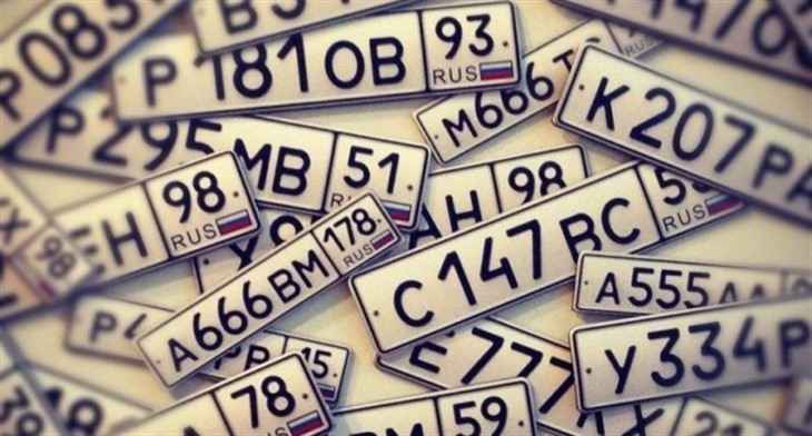 Крупнейшее производство гос номеров. Куча номеров. Много номеров. Номерной знак автомобиля. Куча номеров.