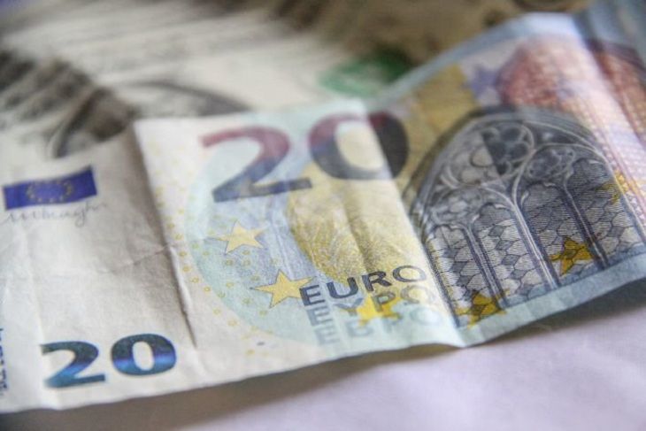 Доллар упал в цене, а евро подорожал в курсах валют Нацбанка. Инфографика