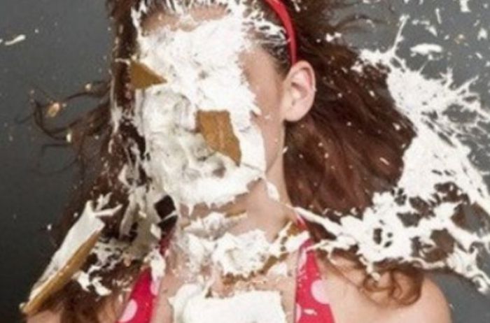 Девушку ткнули лицом в торт штырь. Фотосессия с тортом в лицо. Торт с лицом девушки.