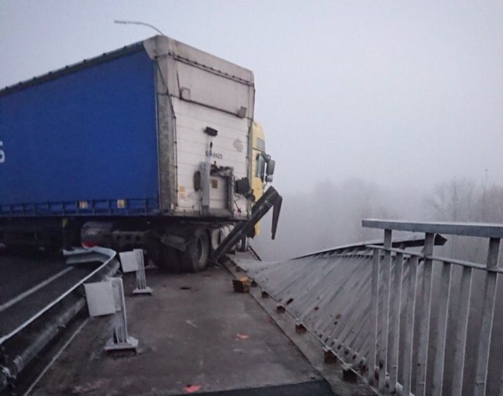 Фуру занесло на мосту в Светлогорском районе: кабина повисла над водой