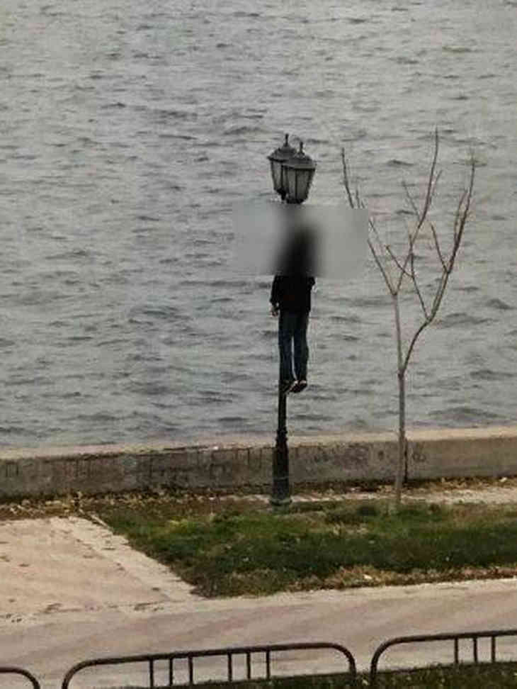 Жуткая картина: мужчину нашли повешенным на фонаре возле здания налоговой