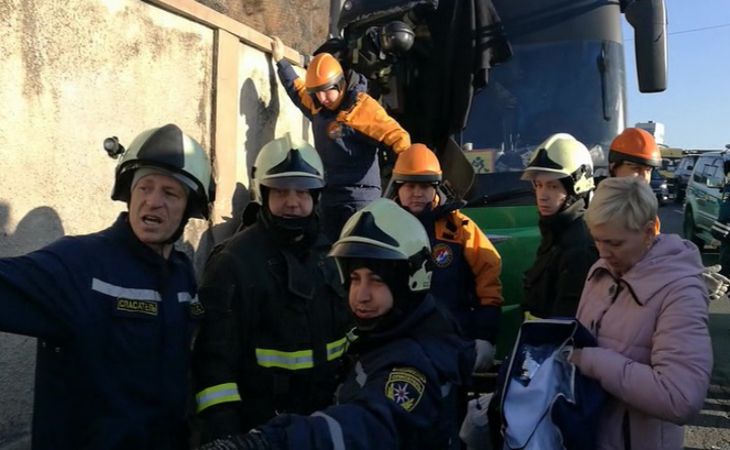 Во Владивостоке автобус с 17 детьми врезался в стену