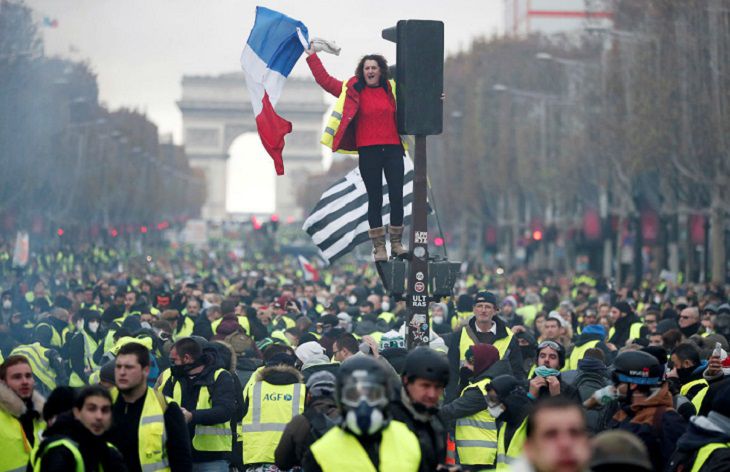 Акция протеста: в центре Парижа построили баррикады
