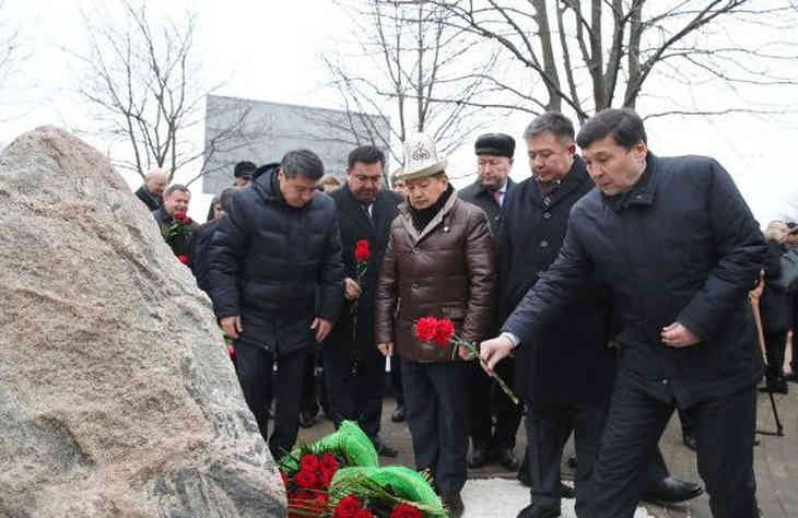 В Минске открыли памятный знак Чингизу Айтматову 