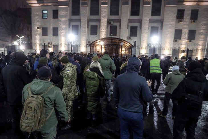 Посольство РФ в Киеве закидали дымовыми шашками