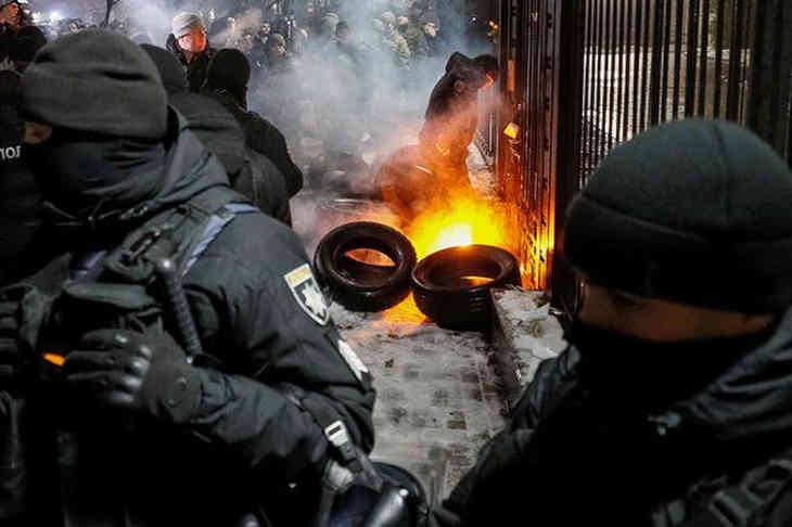 Посольство РФ в Киеве закидали дымовыми шашками