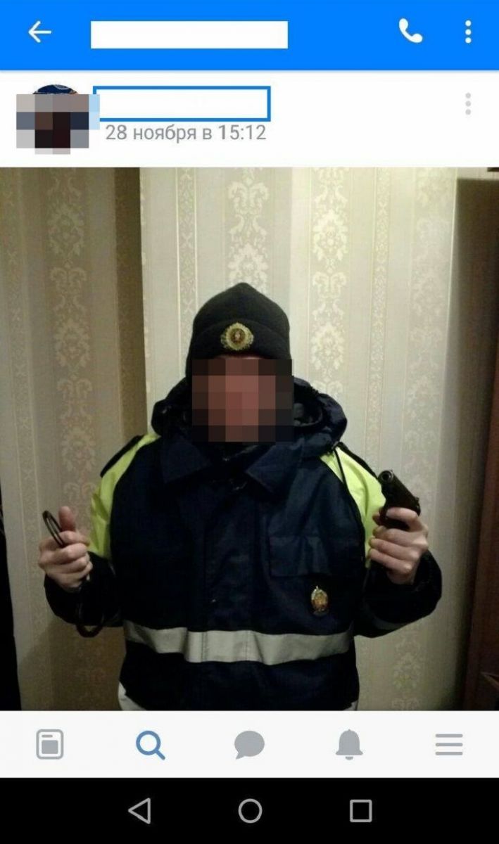 Житель Полоцка выложил в Сеть фото в форме сотрудника ГАИ с наручниками и оружием