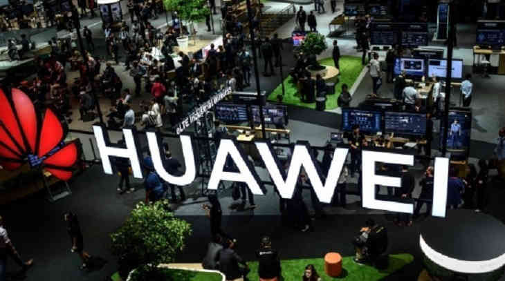 Huawei представит первый смартфон с отверстием в экране
