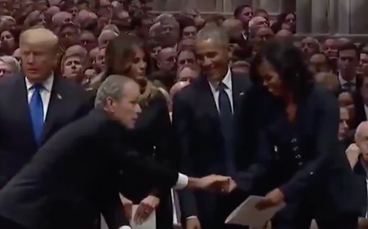 Джордж Буш на похоронах отца угостил супругу Обамы конфетой. Видео