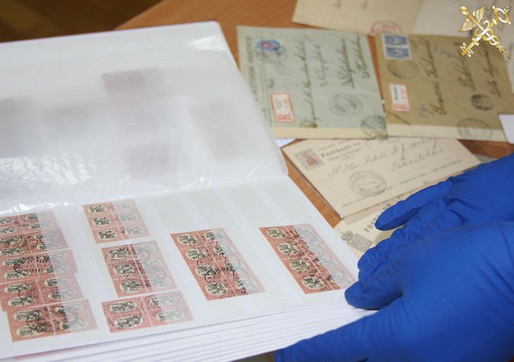 Эстонец хотел вывезти из Беларуси свыше 1 000 столетних марок