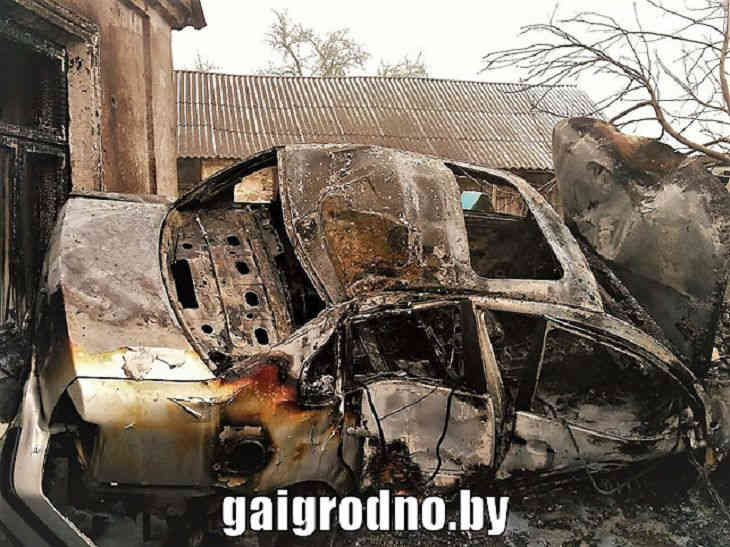 Зельвенский район: Volkswagen влетел в дом и сгорел