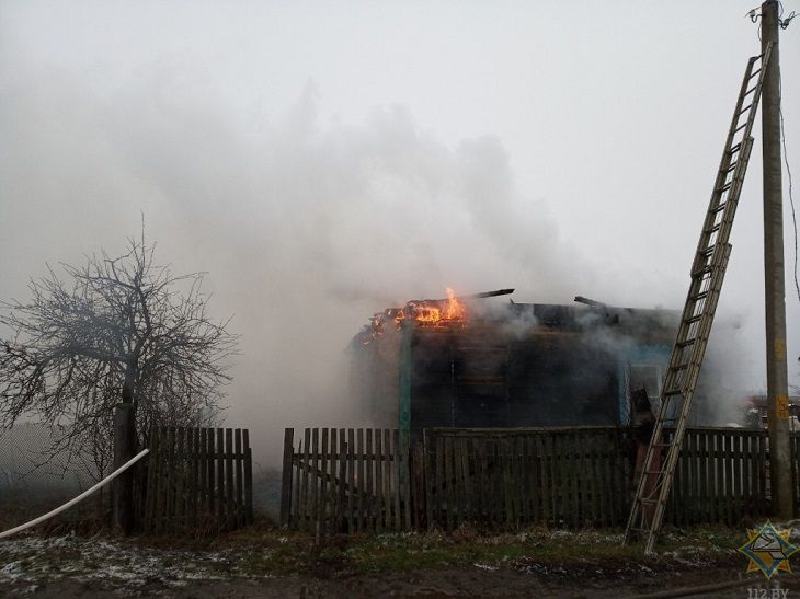 Житель Петриковского района пытался самостоятельно потушить пожар и получил ожоги