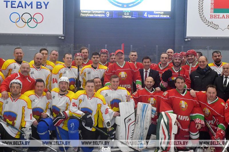 Хоккейная команда президента выиграла в матче любительского турнира