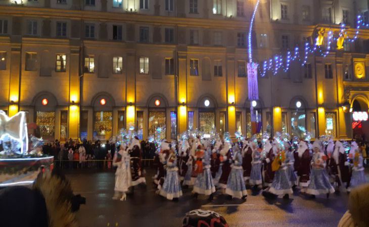 В Минске состоялось Шествие Дедов Морозов и Снегурочек. Смотрите, как это было