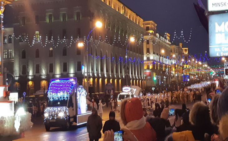 В Минске состоялось Шествие Дедов Морозов и Снегурочек. Смотрите, как это было