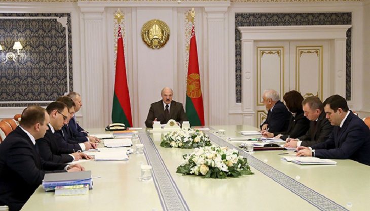 Новости сегодня: совещание у Лукашенко и шествие Дедов Морозов в Минске