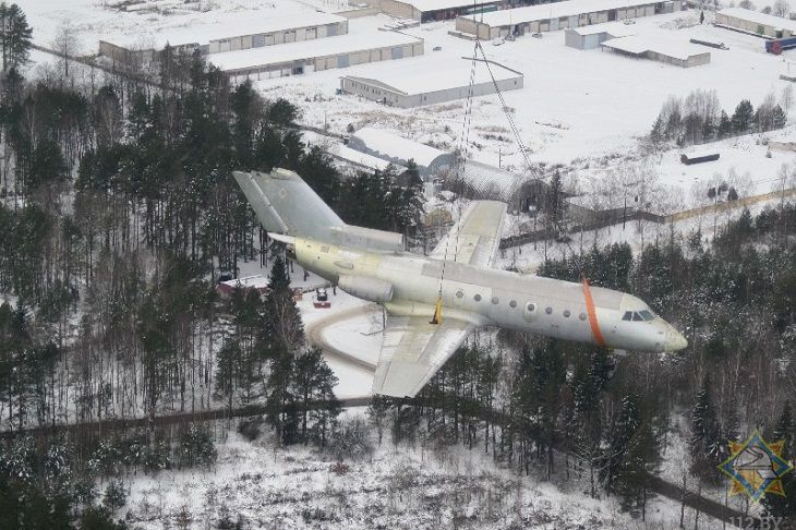 Вертолет МЧС пронес над Минском самолет 