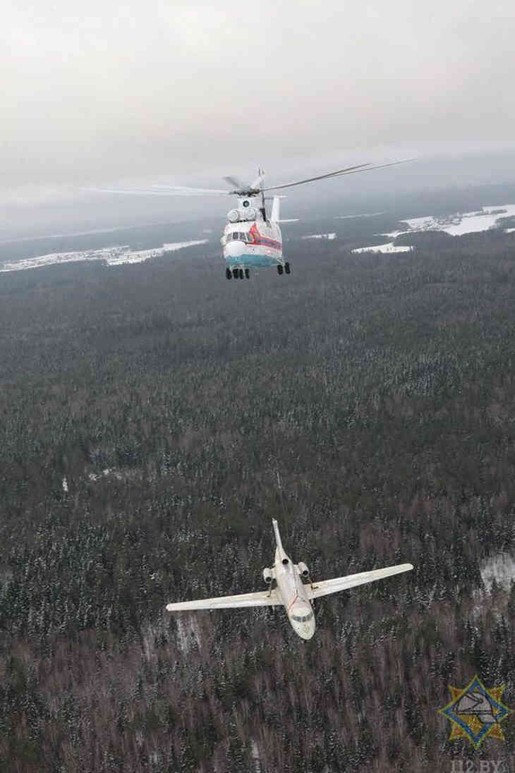 Вертолет МЧС пронес над Минском самолет 