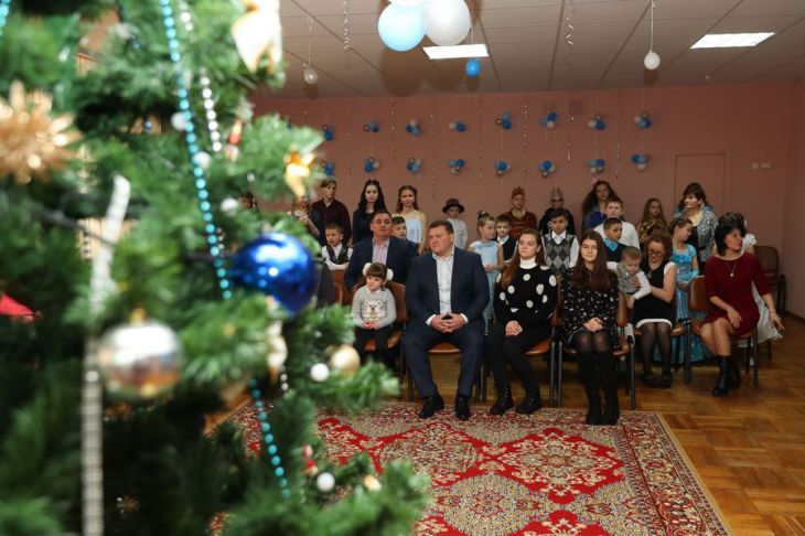 Дмитрий Лукашенко вручил подарки социально-педагогическому центру Заводского района столицы