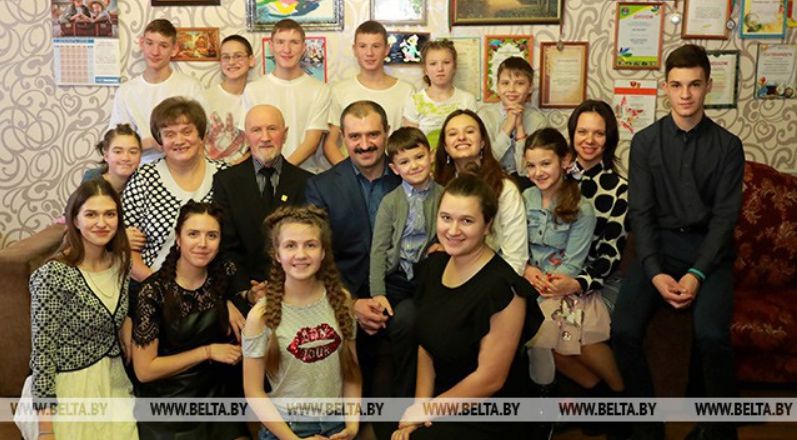 Виктор Лукашенко вручил подарки многодетной семье из Глусского района