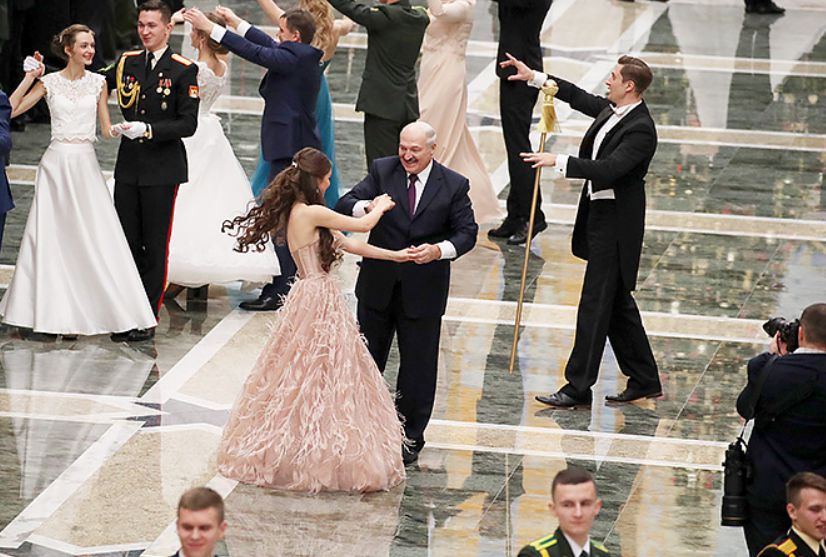 Лукашенко станцевал на новогоднем балу с мисс Беларусь
