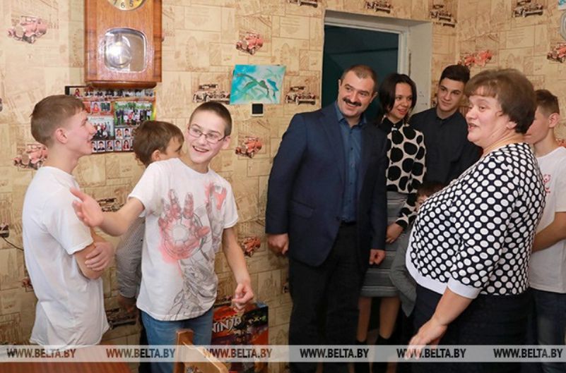 Виктор Лукашенко вручил подарки многодетной семье из Глусского района