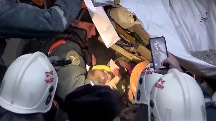 Под завалами в Магнитогорске нашли живым 11-месячного ребенка