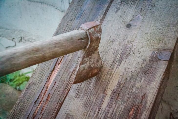 Мужчина забил молотком жену и детей во время ссоры Мужчина забил молотком жену и детей во время ссоры