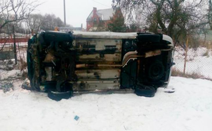 В Дзержинском районе автомобиль вылетел с дороги и опрокинулся